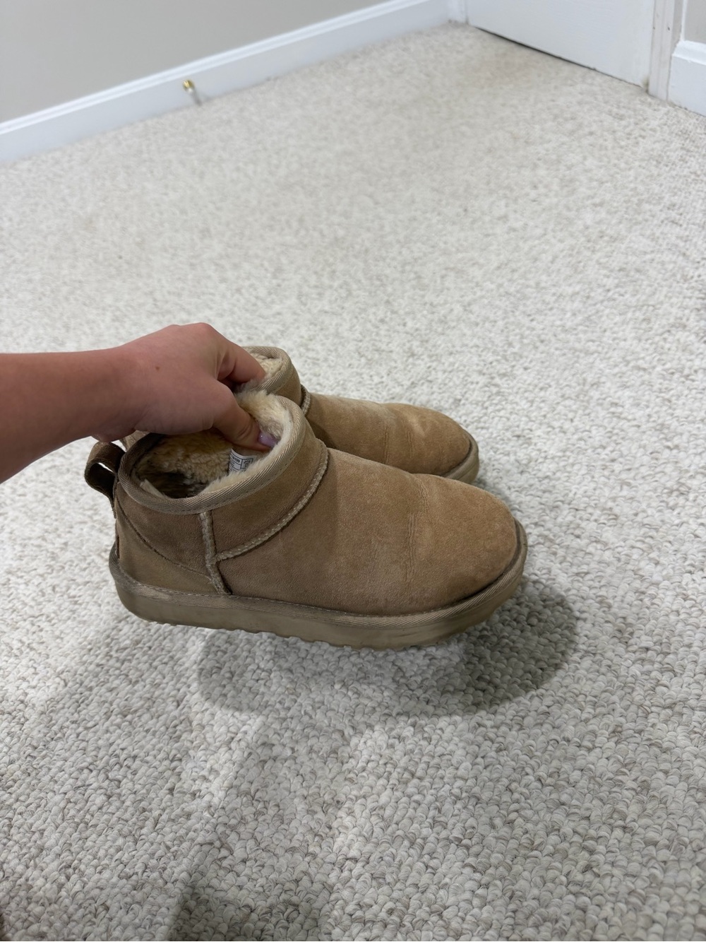 Low beige suede UGGs with a soft sheepskin lining - Picture 2 of 3